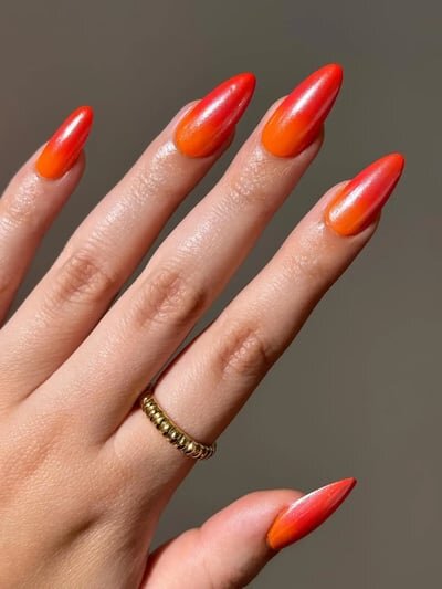 unghie rosse estive effetto sfumato